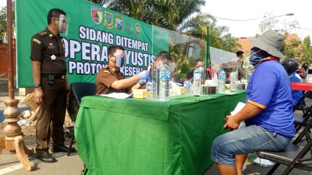 Operasi yustisi penegakan Perda Provinsi dan Perwali Kota Mojokerto yang digelar di Alun-alun Kota Mojokerto. SP/Dwy Agus Susanti