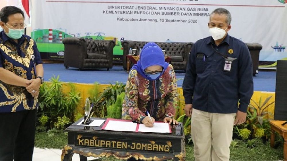 Bupati Jombang, Hj Mundjidah Wahab menandatangani berita acara Konsultasi Publik dalam Pembangunan Jargas untuk Rumah Tangga. (SP/Hms) 