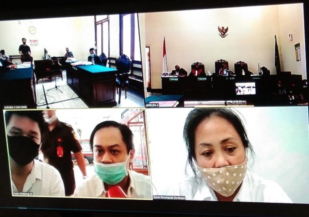 Terdakwa Christin Setiawan dan terdakwa Johans , menjalani sidang yang digelar di ruang Garuda 2 Pengadilan Negeri (PN) Surabaya, secara online, Selasa (15/09/2020). SP/BUDI