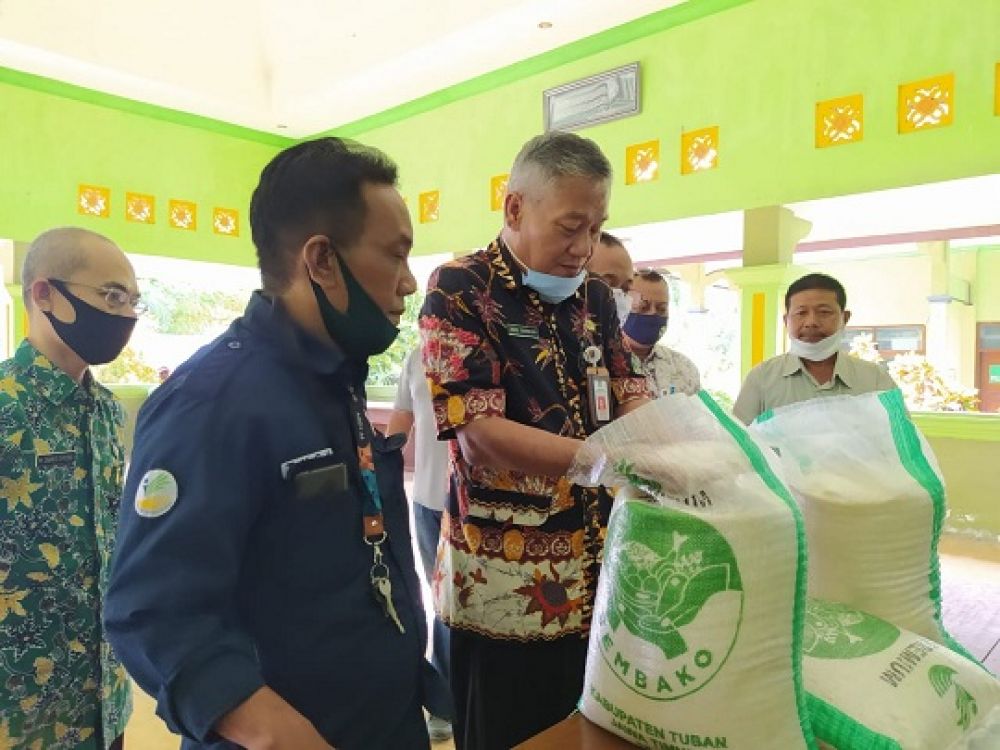 Pemeriksaan mutu beras BPNT oleh Plt Dinsos P3A Kabupaten Tuban di Kecamatan Widang.SP/HER