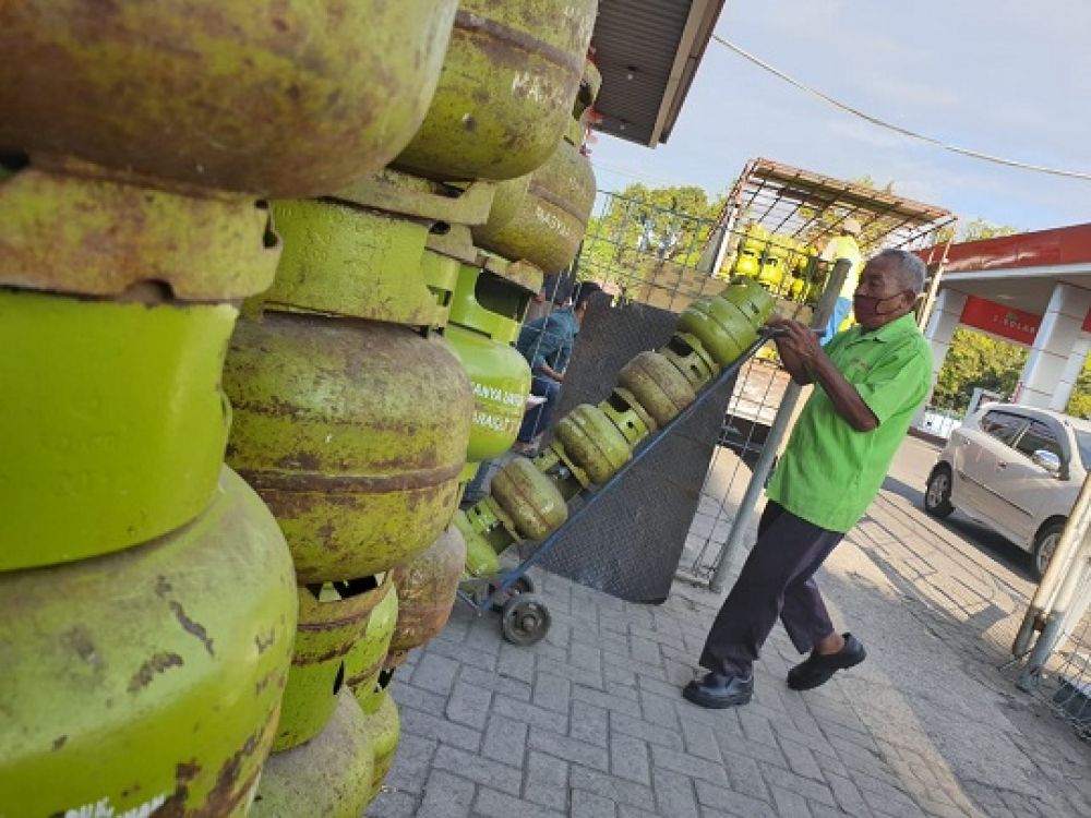 Pasokan LPG 3 kg dari agen kepada pangkalan SPBU Jayanegara. Stok aman sampai akhir tahun. SP/DWI