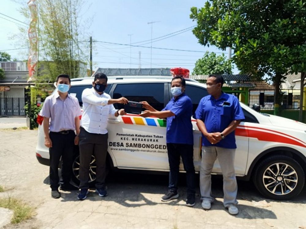 Serah terima ambulance siaga antara pihak ketiga dengan kepala desa.