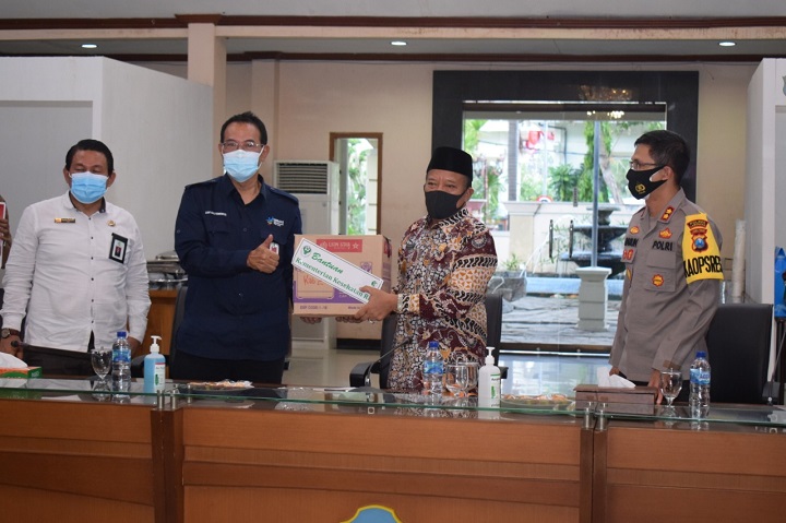 Staf Ahli Menteri Bidang Ekonomi Kesehatan Muhammad Subuh memberikan bantuan ke Lamongan yang diterima oleh bupati Fadeli saat  kunjungannya  ke Lamongan. SP/MUHAJIRIN KASRUN