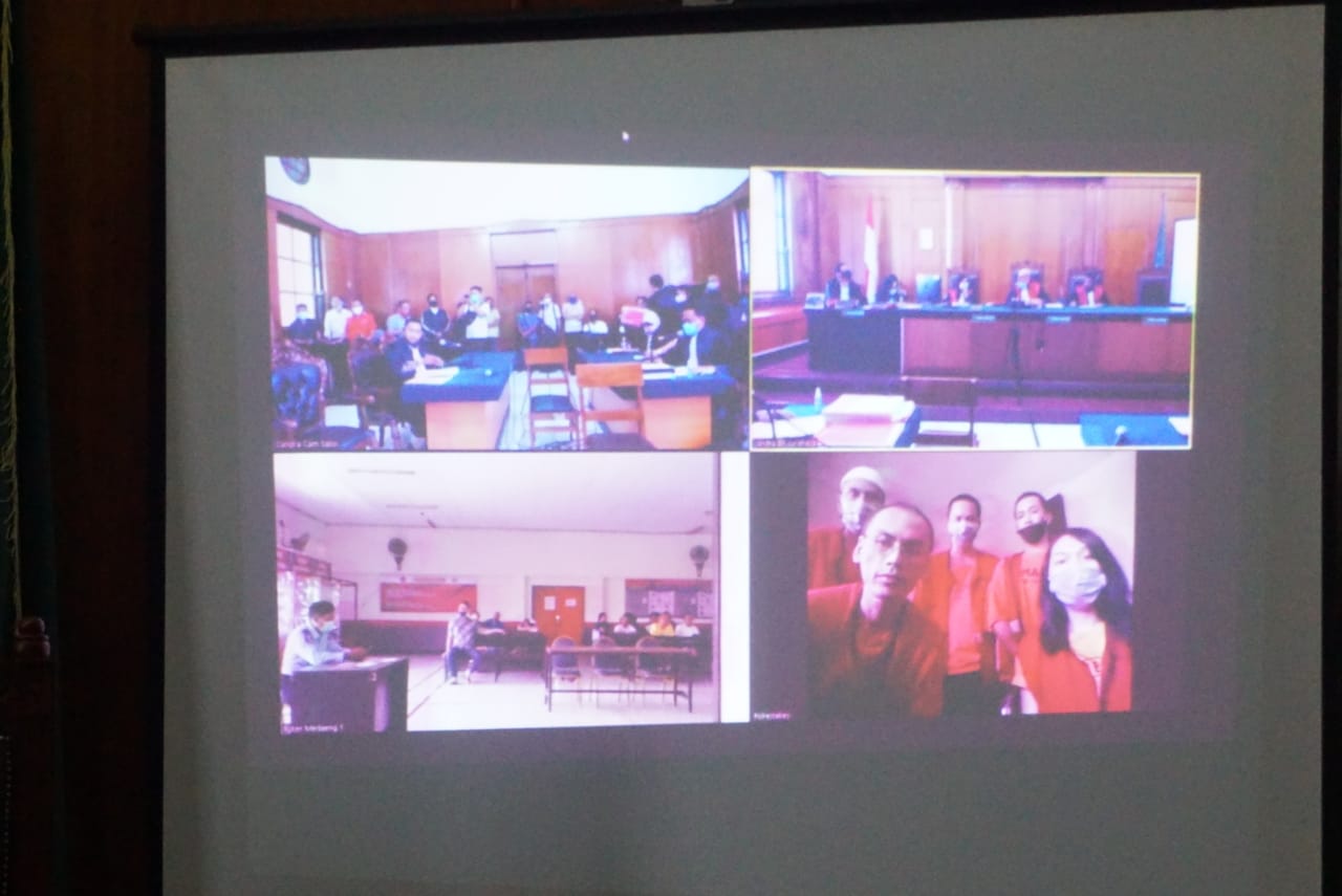 Jajang Suanggono, anggota Polsek Tegalsari saat bersaksi dalam sidang di Pengadilan Negeri Surabaya. Senin (5/10).SP/Budi Mulyono.