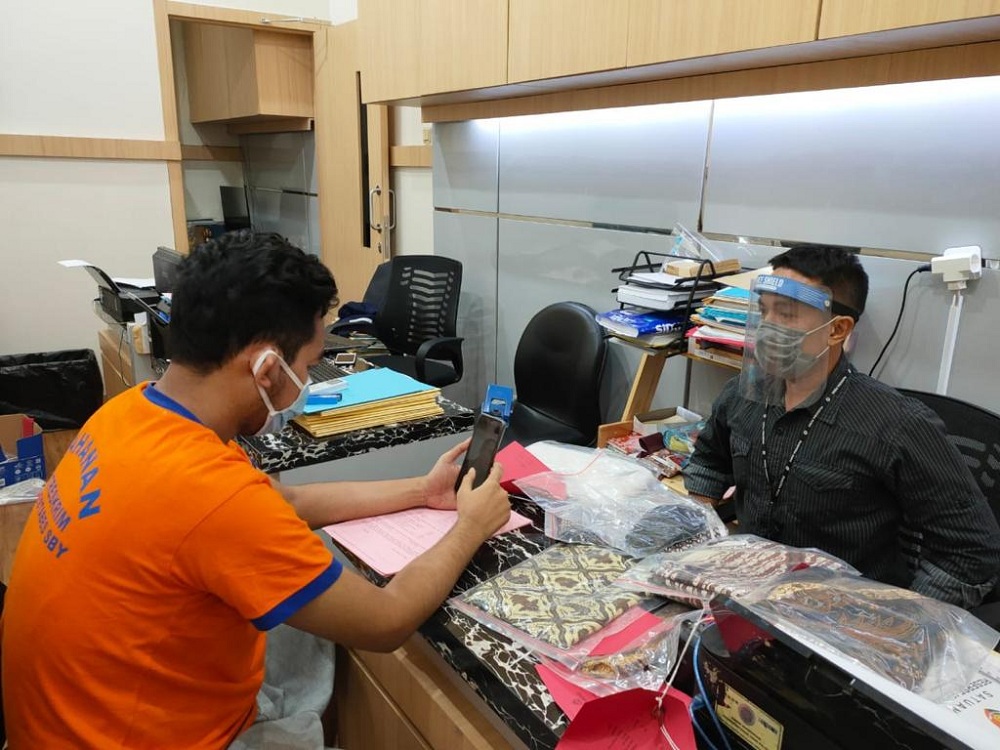 Kejaksaan Negeri Tanjung Perak Surabaya, terima pelimpahan tahap ll berkas perkara  Gilang fetish kain jarik, karena telah lengkap (P21).SP/Budi Mulyono.