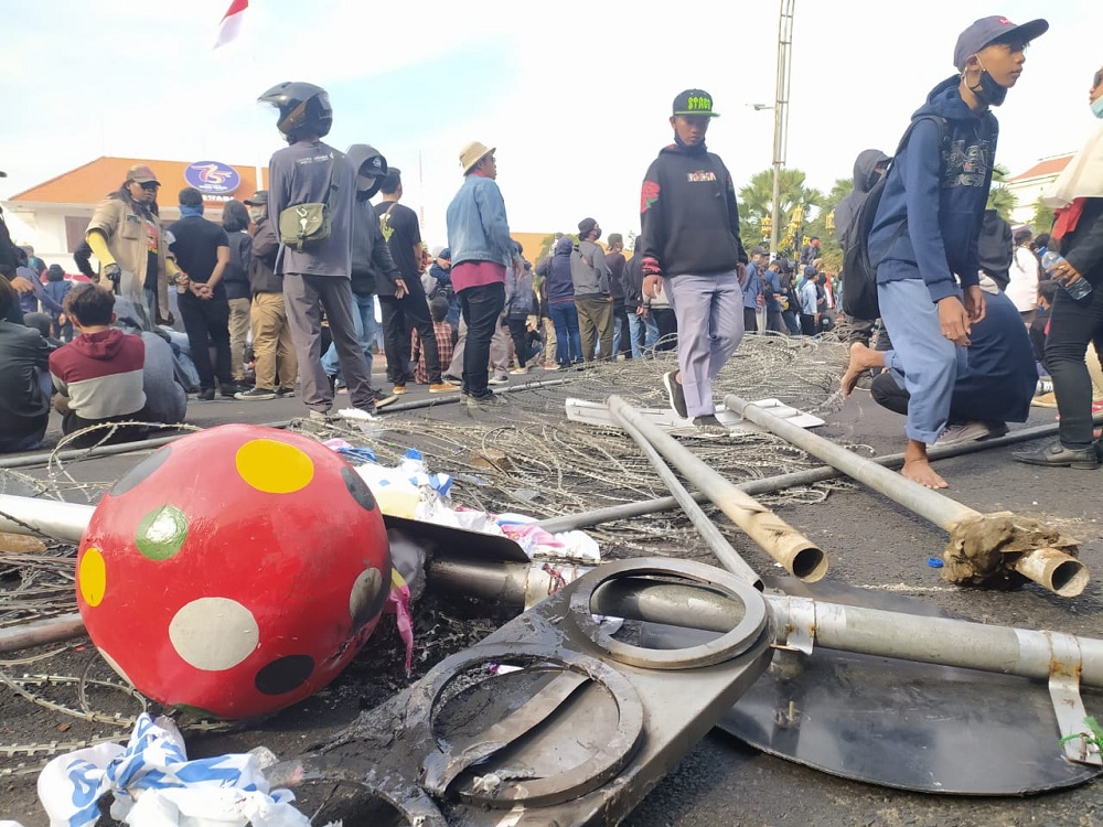 Ribuan massa berhasil menjebol pagar sebelah barat, Kamis sore (8/10/2020).SP/Byta Indrawati