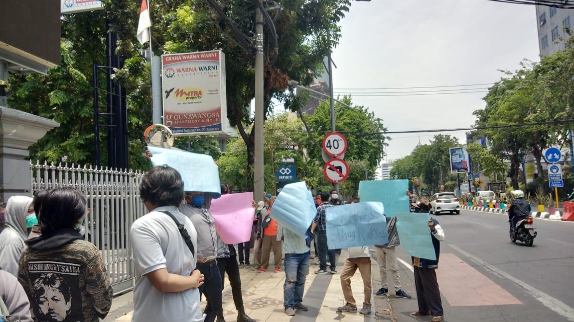 KOMPAN gelar unjuk rasa di kantor Pemkot Surabaya dan kantor perusahaan advertising Warna-Warni, Kamis (8/10/2020). .SP/Alqomaruddin.
