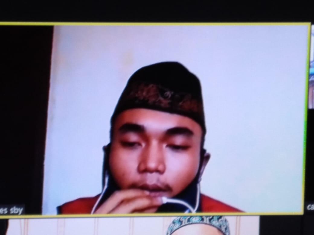 Terdakwa Ahmad Junaidi Abdillah kasus pembunuhan PSK Online di Apartemen Puncak Permai.SP/Budi Mulyono.