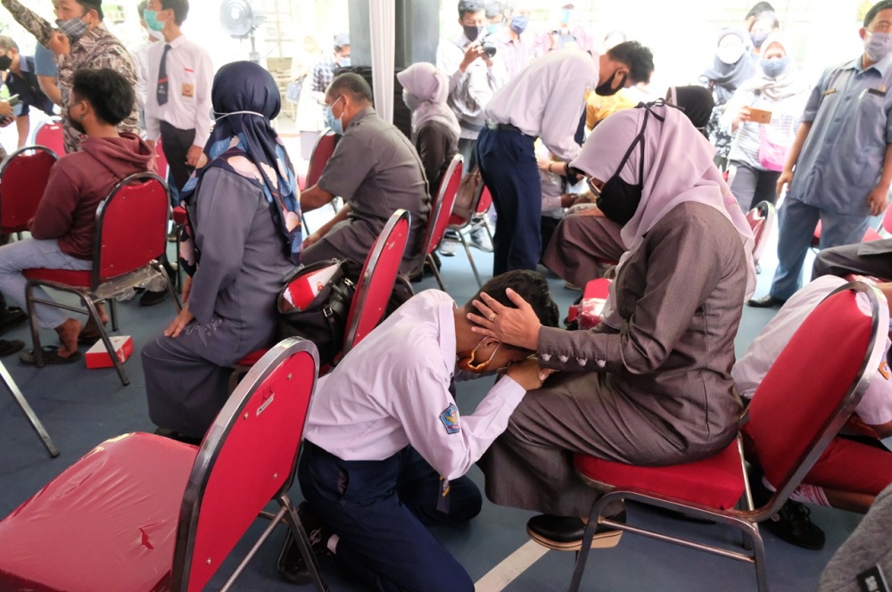 Anak-anak yang terlibat dalam aksi unjuk rasa atau demo penolakan UU Cipta Kerja dikumpulkan di SMPN 1 Surabaya, pada Senin (19/10/20) .SP/Byta Indrawati.