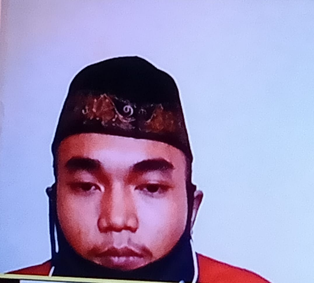 Foto : Terdakwa Ahmad Junaidi, pelaku pembunuhan, menjalani sidang di ruang Cakra Pengadilan Negeri (PN) Surabaya, secara online, Senin (19/10/2020).SP/Budi Mulyono.