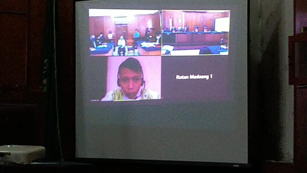 Terdakwa M Yusron Firlangga, (19), pembunuh terapis Octavia Widiyawati alias Monic, (33), diadili di ruang sidang Candra PN Surabaya. SP/BUDI 