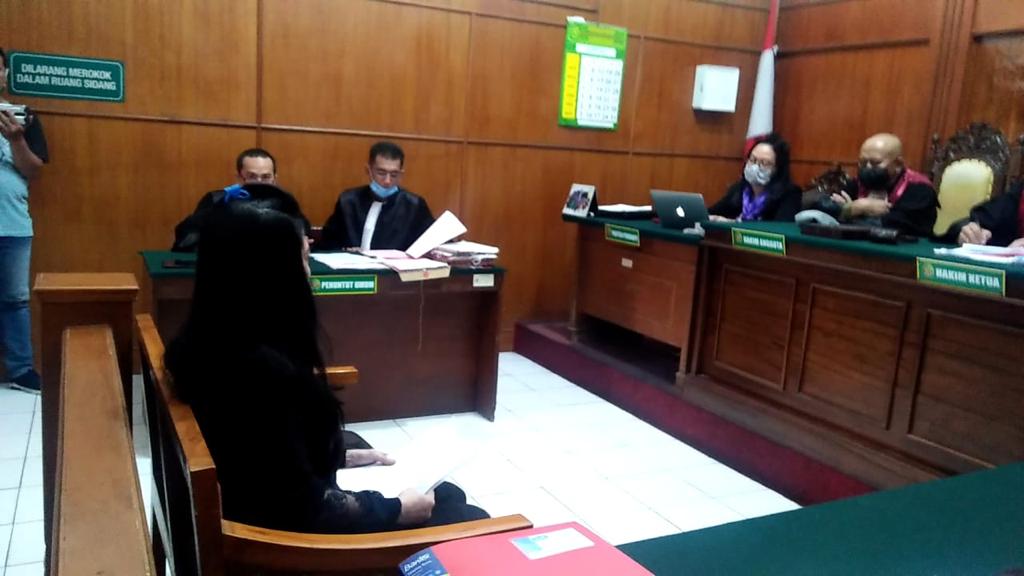 Terdakwa Pasutri Liem Inggriani dan Liauw Edwin Januar Laksomono kembali digelar di PN Surabaya.Selasa (20/10/2020).SP/Budi Mulyono.