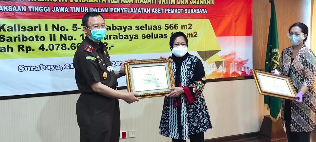 Foto: Tampak Kepala Kejari Jatim M Dofir menyerahkan aset warga Surabaya secara simbolis berupa SHM kepada Walikota Surabaya Tri Rismaharini, Rabu (21/10/2020).SP/Budi Mulyono.