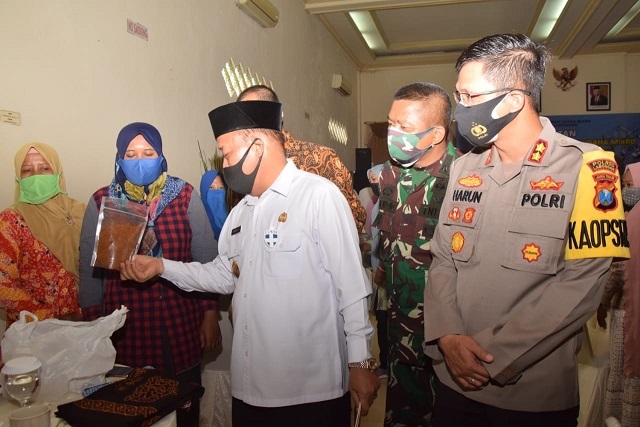 Bupati Fadeli saat melihat langsung hasil usaha pelaku UKM Lamongan. SP/MUHAJIRIN KASRUN