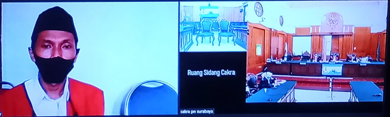 Terdakwa Moch.Haririn bin Satuki , menjalani sidang digelar di ruang Cakra Pengadilan Negeri (PN) Surabaya, secara Online, Senin (26/10/2020). SP/Budi Mulyono.