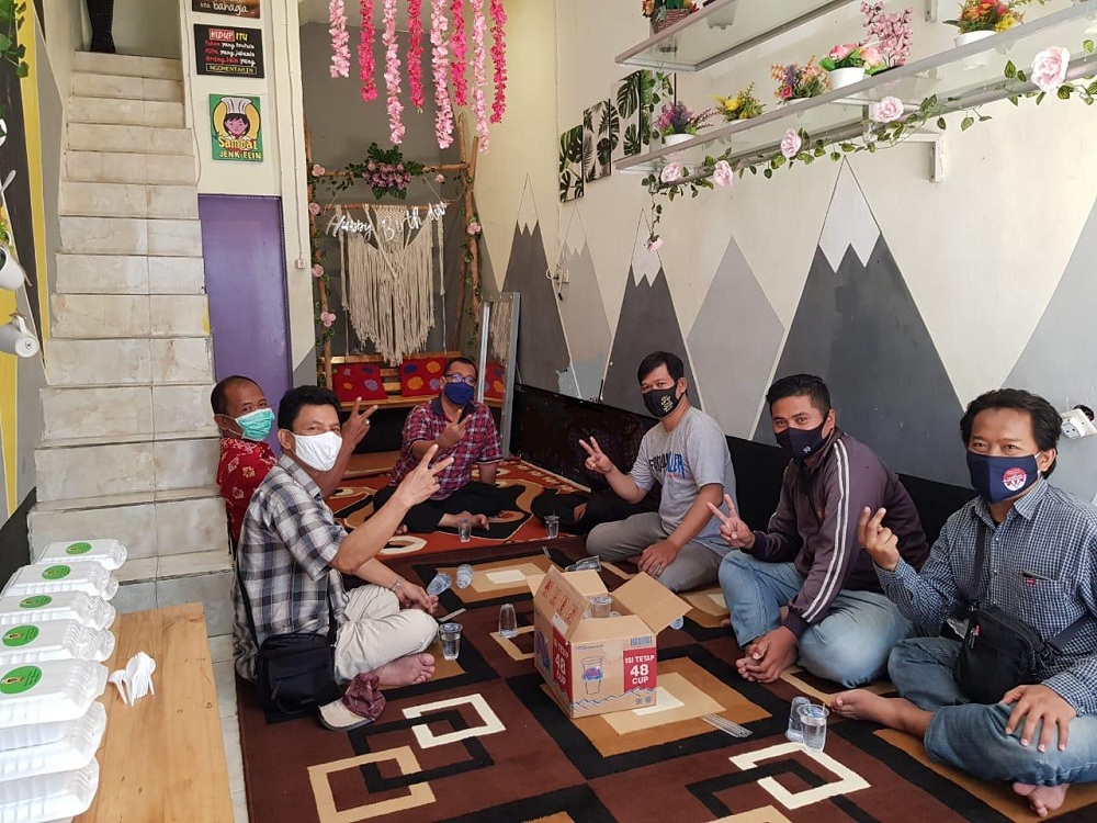 Diskusi sejumlah pemuda yang tergabung dalam Karang Taruna Simokerto dengan legislator PKS, Fatkur Rohman..SP/Alqomaruddin.