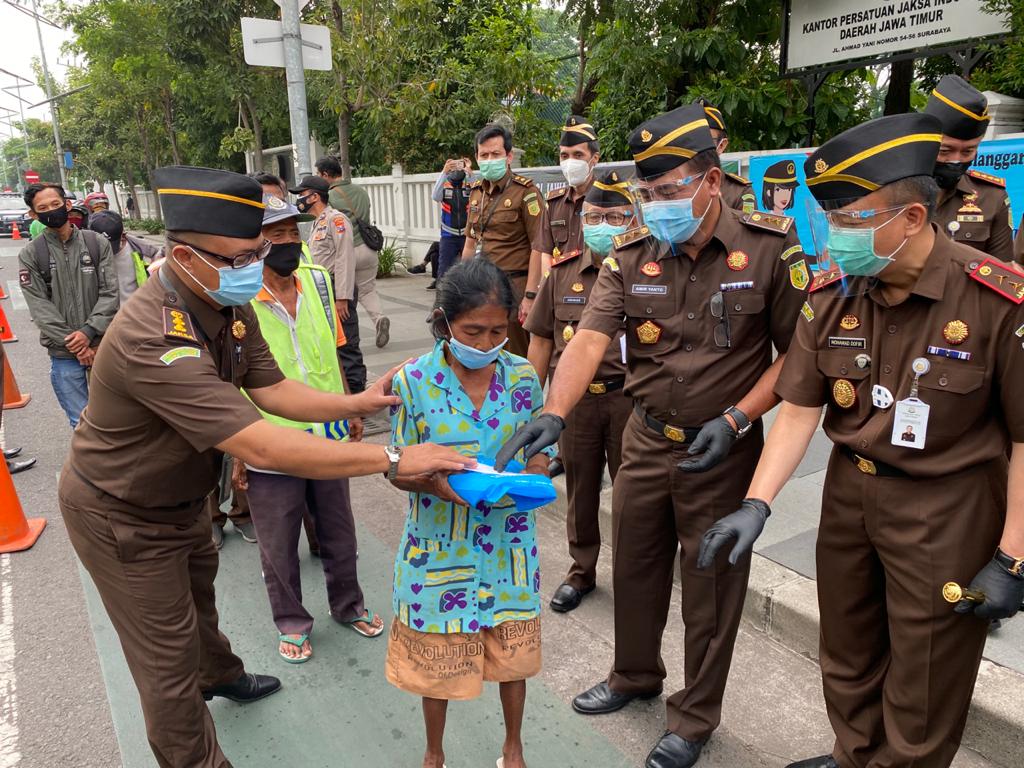 Jamwas Kejagung RI Amir Yanto didampingi Kepala Kejati Jatim M Dofir saat membagikan paket pelindung diri kepada pengguna jalan yang melintas di jalan Ahmad Yani Surabaya, Selasa (27/10/2020).SP/Budi Mulyono.