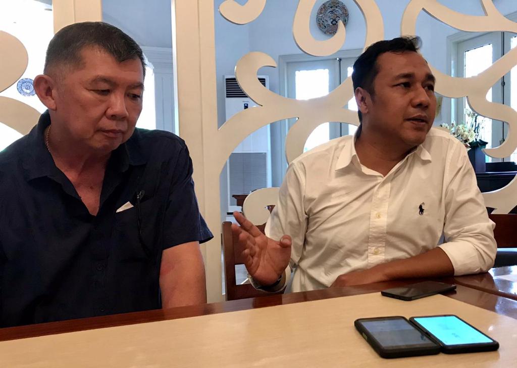 Jhony Wong, Dirut PT Hotel Bahtera Jaya Abadi (kiri) bersama kuasa hukumnya.SP/Budi Mulyono.