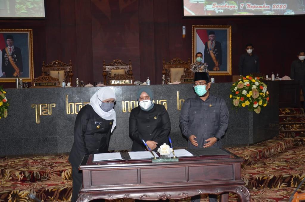 Gubernur Jawa Timur Khofifah Indar Parawanasa menyerahkan KUA PPAS (Kebijakan Umum Anggaran Prioritas Plafon Anggaran Sementara) 2021 pada Sabtu malam (7/11/2020)..SP/ RIKO ABDIONO.