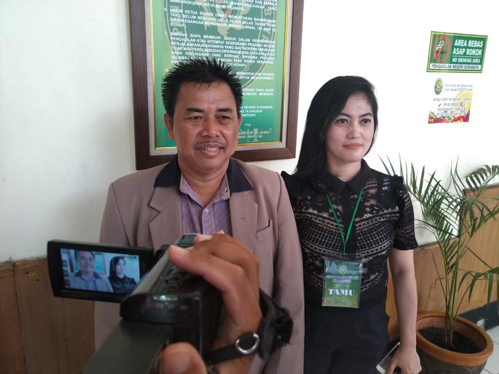 Foto: Anggota Majelis Dewan Kehormatan Peradi Jatim Moch Yusron Marzuki (jas hitam). SP/Budi