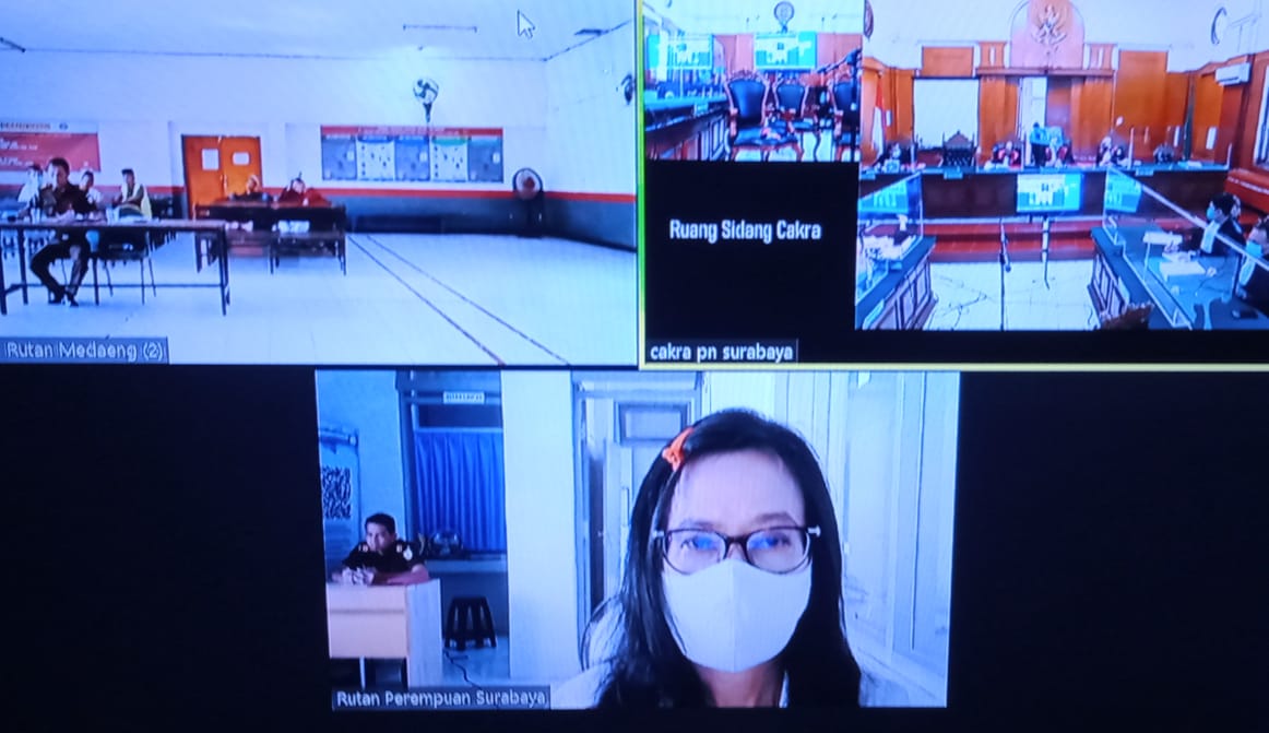 Terdakwa Notaris Devi Chrisnawati, perkara penipuan dana talangan sebesar 4,3 M, menjalani sidang di ruang Cakra, PN.Surabaya, Kamis (26/11/2020).SP/BUDI MULYONO.