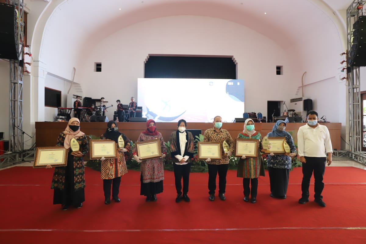 Walikota Risma menghadiri Peringatan Hari Guru Nasional 2020 yang berlangsung di kompleks Gedung Balai Pemuda Surabaya, Senin (30/11/20). .SP/BYTA INDRAWATI.