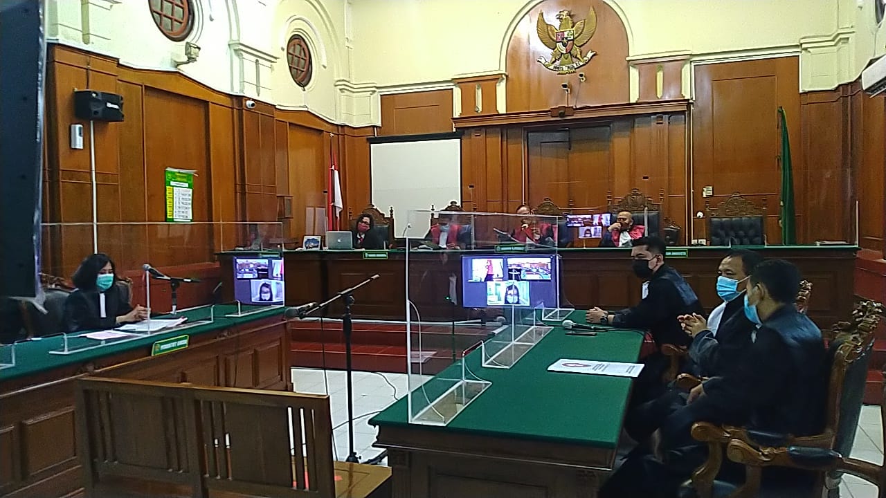 Sidang Notaris Devi Chrisnawati, terdakwa dalam kasus penipuan senilai Rp. 4,5 miliar di ruang Cakra, PN Surabaya, Rabu (2/12) .SP/BUDI MULYONO.