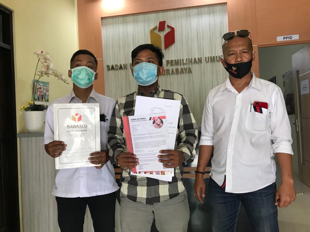 Warga Surabaya melaporkan Wali Kota Surabaya Tri Rismaharini ke Bawaslu Kota Surabaya, Jumat (4/12). SP/ALQOMARUDDIN
