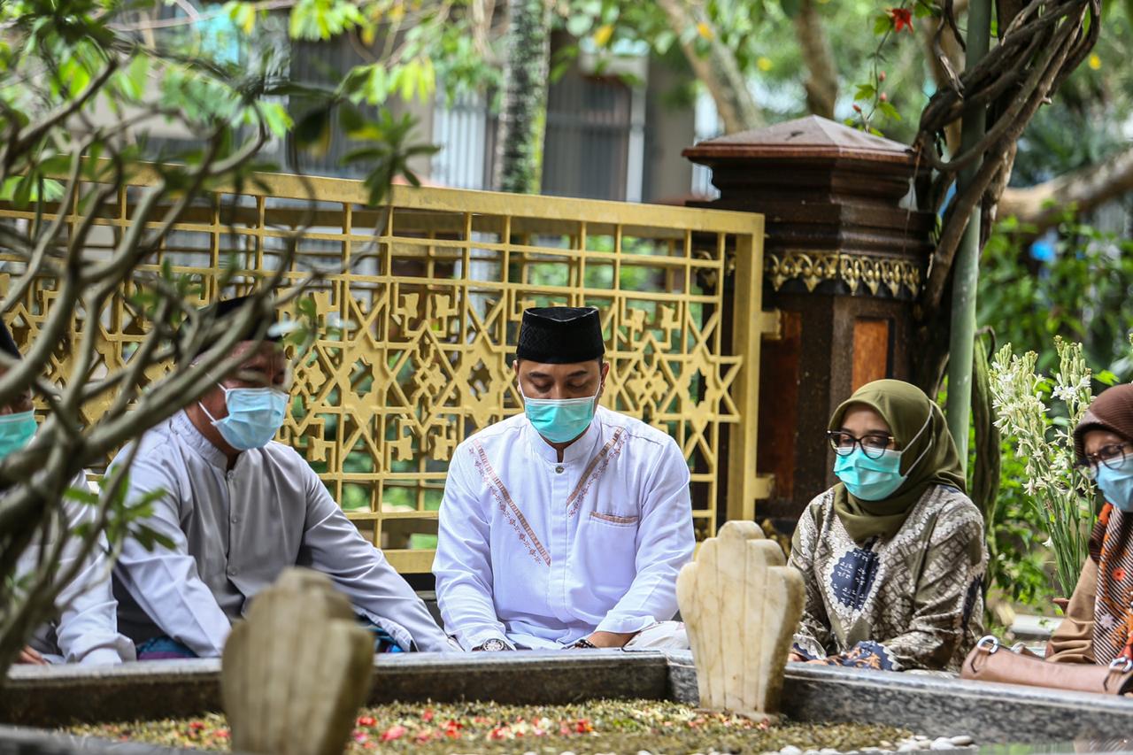 Calon Wali Kota Surabaya, Eri Cahyadi dan istri melakukan ziarah dan tabur bunga ke pendiri NU di Kabupaten Jombang. SP/BYTA INDRAWATI.