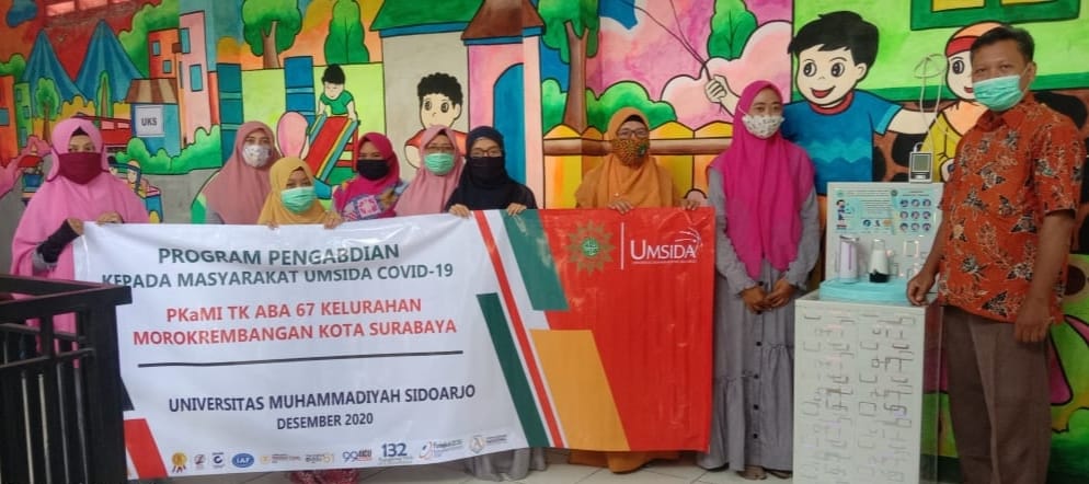 Tim Abdimas UMSIDA berikan satu unit Thermo Wastafel yang serba otomatis tanpa sentuh kepada Taman Kanak-kanak TK ABA 67 Surabaya, Selasa (08/12/2020). SP/Tim Abdimas UMSIDA