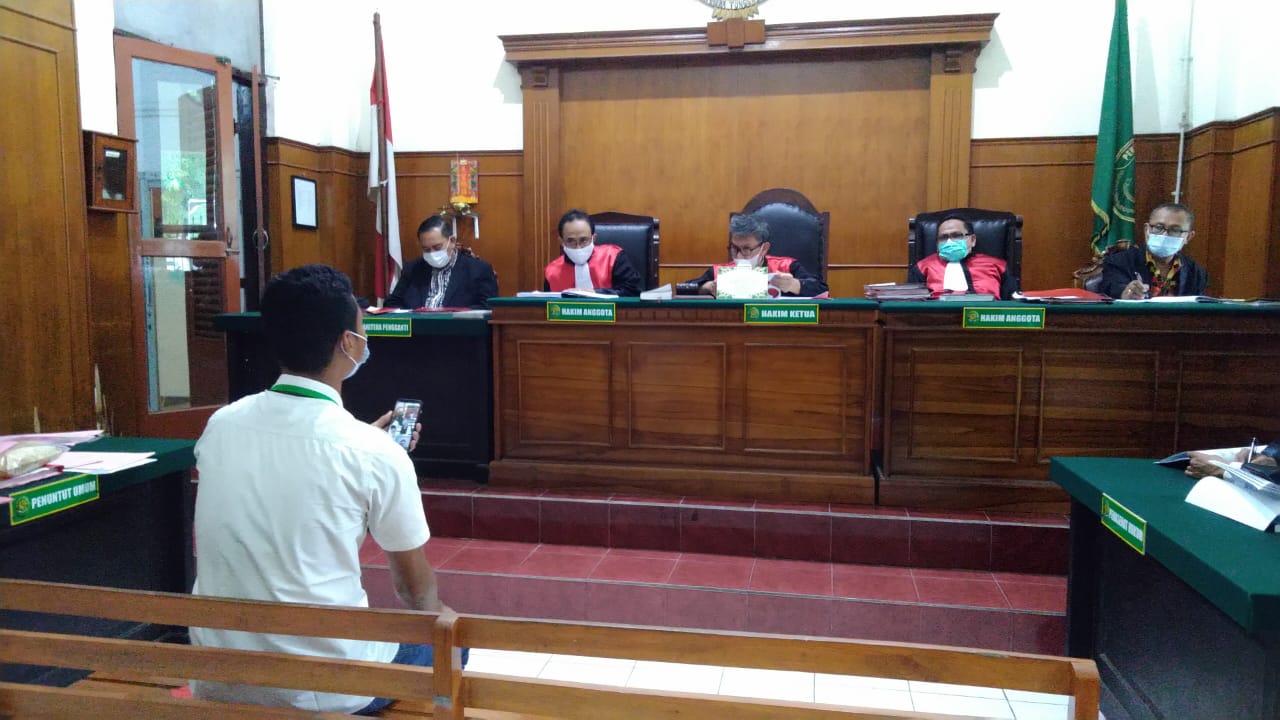 Briptu Agus Suryanto menjadi saksi penangkap di persidangan, ruang Kartika II,PN.Surabaya, Rabu (16/12/2020).SP/BUDI
