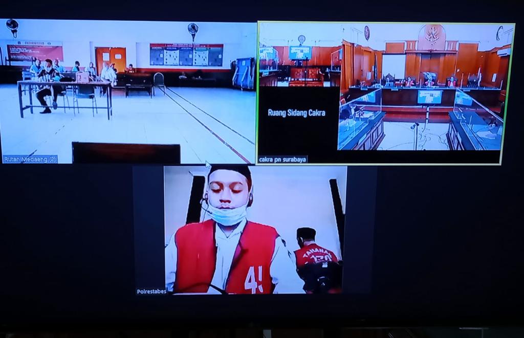 Terdakwa Annas Ali Setyo Wijaya, menjalani sidang diruang Cakra Pengadilan Negeri (PN) Surabaya secara online , Senin (21/12/2020).SP/BUDI