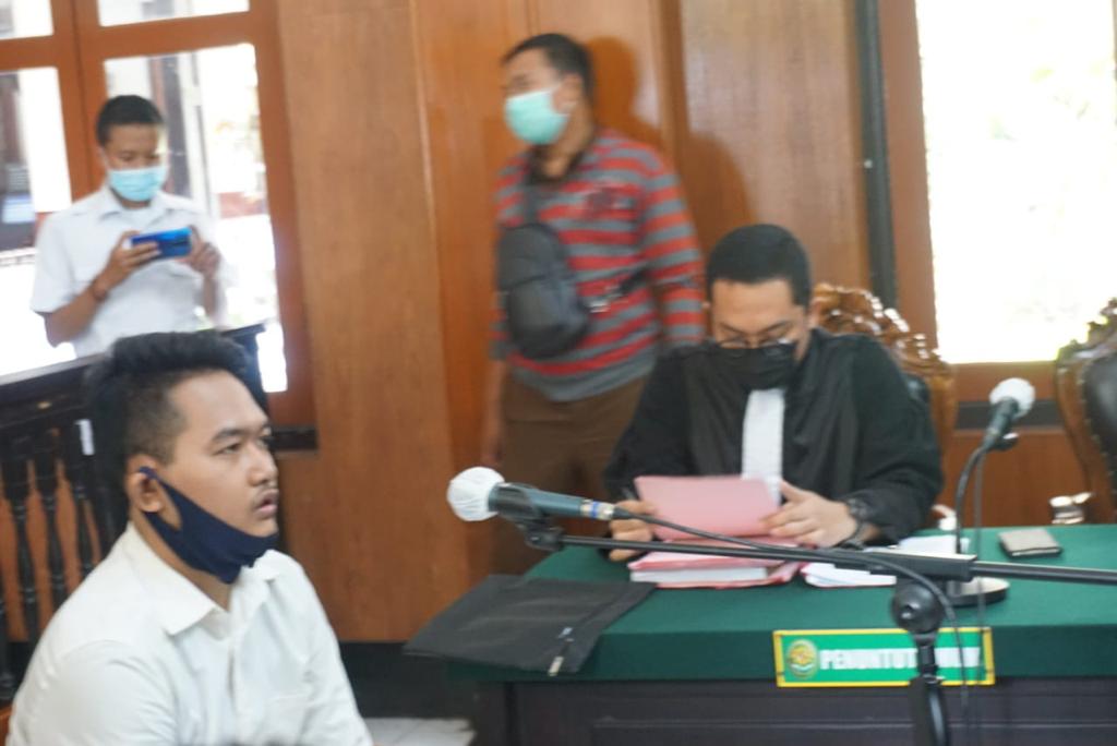 Gilang Aprilian Nugraha, akhirnya hadir di ruang sidang Tirta 1, Pengadilan Negeri Surabaya.SP/BUDI