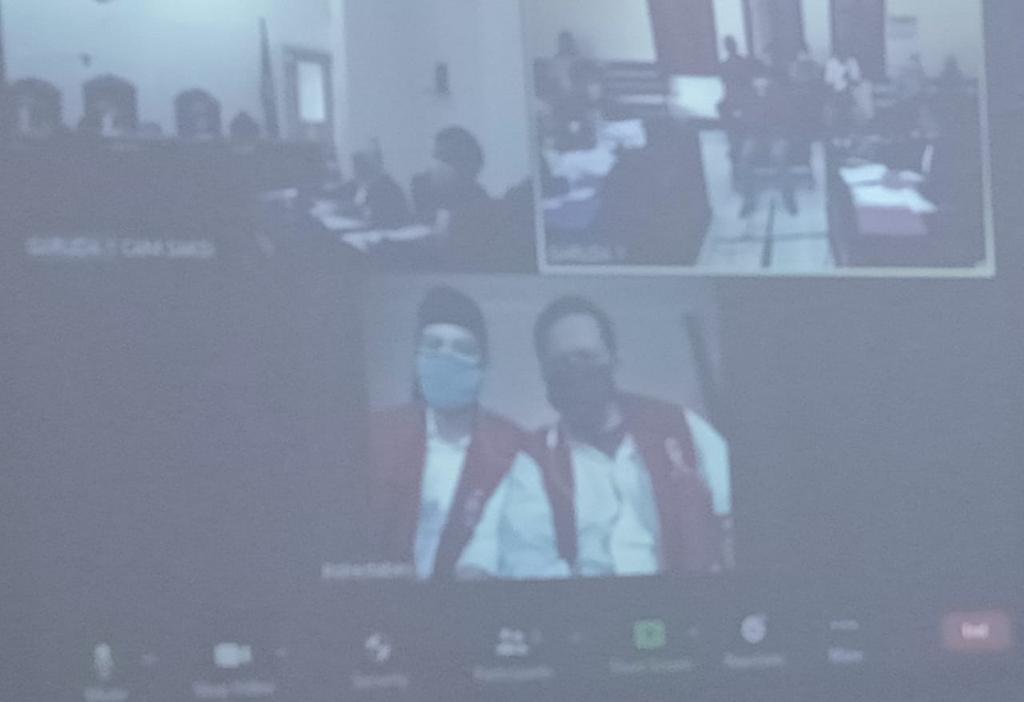 Terdakwa I Mulyono dan terdakwa II Taufan, menjalani sidang di ruang Garuda 1, Pengadilan Negeri (PN) Surabaya, secara online, Selasa (22/12/2020).sp/budi