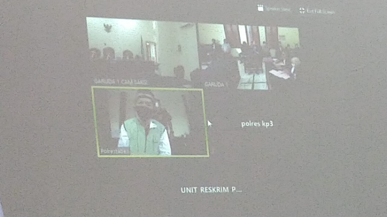 Terdakwa Bambang menyesali perbuatannya dalam persidangan di ruang Garuda I PN Surabaya.Selasa (22/12/2020).SP/BUDI