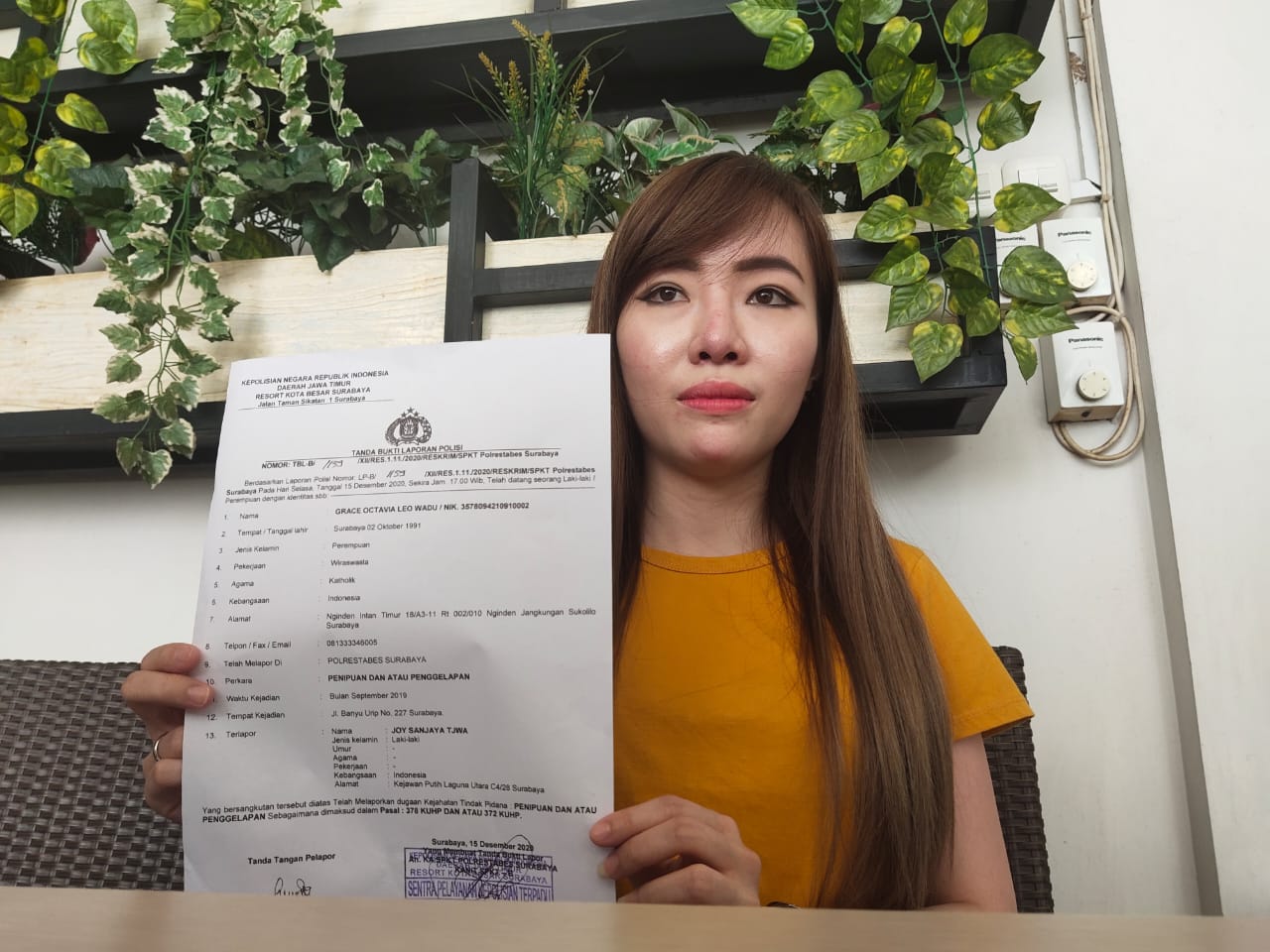 Foto: Pelapor Grace Octavia Leo Wadu saat menunjukkan bukti Tanda Bukti Laporan Polisi, Senin (28/12/2020).SP/BUDI