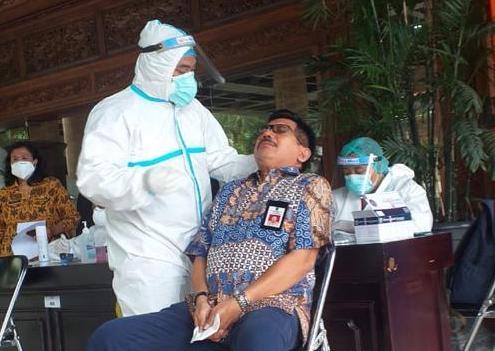 Sekretaris DPRD Jatim Andik Fadjar Tjahjono harus di test rapid Antigen sebelum mengikuti rapat bersama anggota DPRD Jatim, Rabu (6/1/2021).SP/RKO