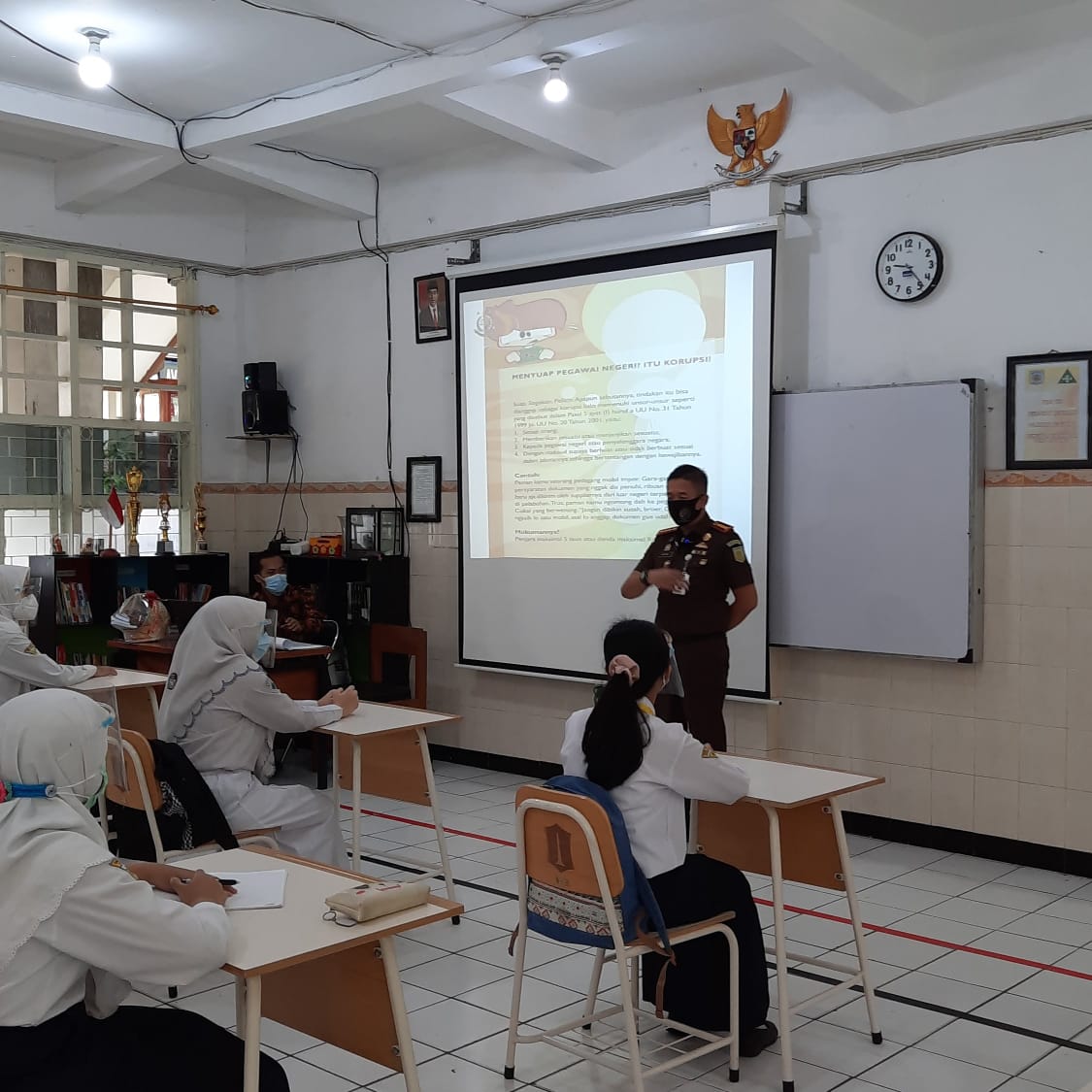 Kepala Kejari Surabaya Anton Delianto saat menyampaikan materi antikorupsi di SMPN 1 Surabaya. Rabu (6/1). SP/BUDI