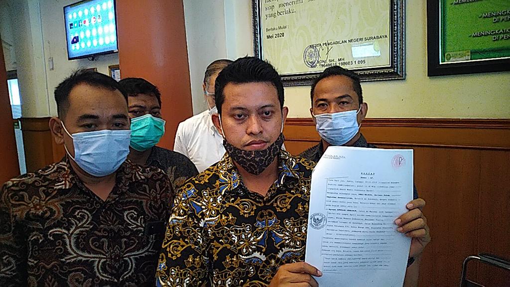 Wellem Mintarja, saat menunjukkan akta wasiat. SP/BUDI