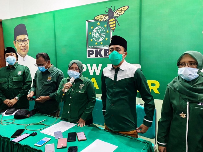 Sekretaris DPW PKB Jatim Anik Maslachah didampingi Bendahara Fauzan Fuadi dan sejumlah pengurus DPW PKB Jatim periode 2021-2024, (11/1/2021). SP/RKO.