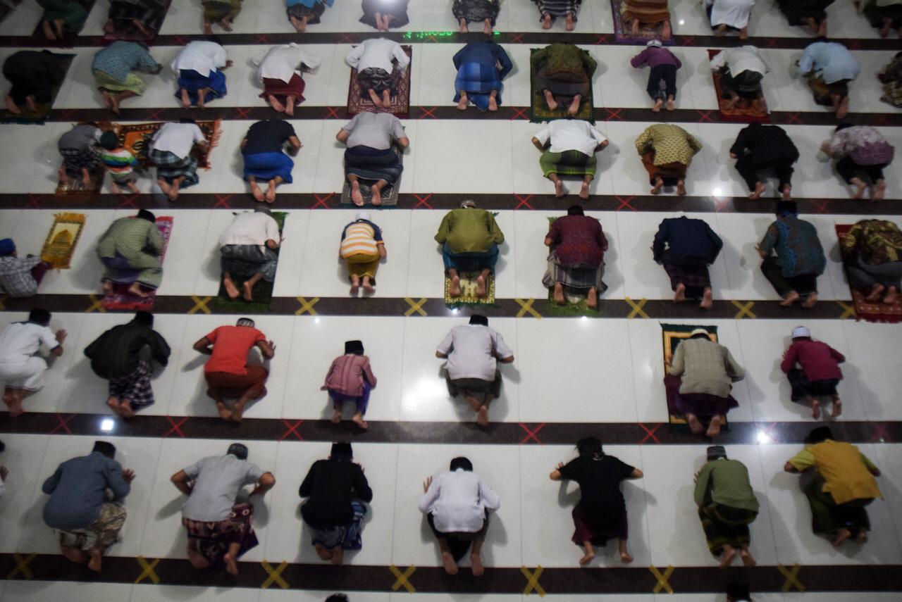 Renggangnya shaf dan pemakaian masker yang harus menutupi hidung masih menjadi pro kontra di kalangan masyarakat.SP/PATRIK CAHYO 