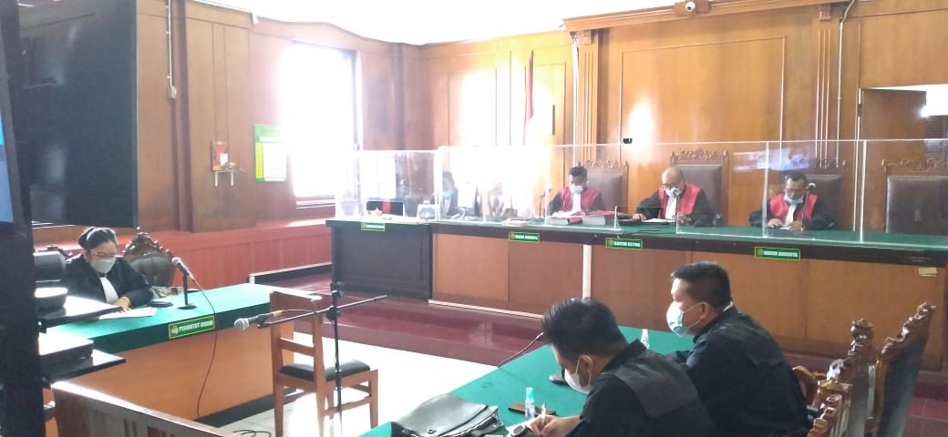 Terdakwa Evy Tanudjaja dan Tommy Tandian Go saat sidang virtual Terpisah di PN Surabaya. SP/BUDI