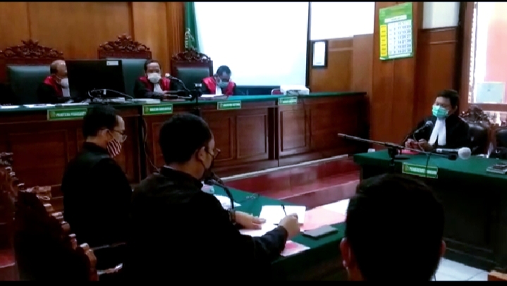 Sidang dengan terdakwa Gilang Aprilian Nugraha Pratama, predator festish kain jarik, oleh Jaksa I Gede Willy Pramana dari Kejaksaan Tanjung Perak  dituntut 8 tahun penjara.SP/BUDI MULYONO.