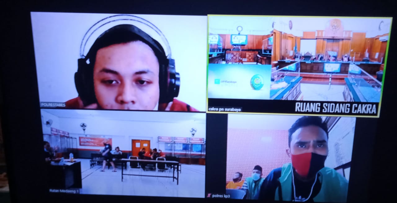 Terdakwa Ibrahim Nur Syahbana, menjalani sidang di ruang Cakra Pengadilan Negeri (PN) Surabaya, secara online.Kamis (28/01/2021).SP/BUDI MULYONO.