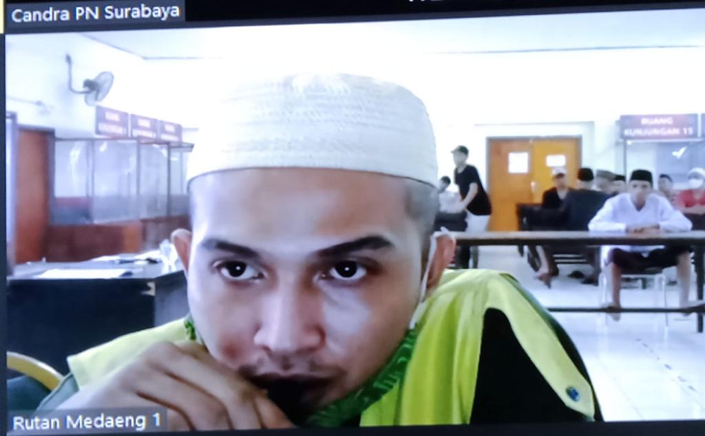 Terdakwa Rizky Yuniar Purwantoro dan terdakwa Latifah, mengedarkan sabu-sabu di Surabaya, menjalani sidang di ruang Garuda 1 PN.Surabaya, secara online Senin (01/02/2021).SP/BUDI MULYONO. 