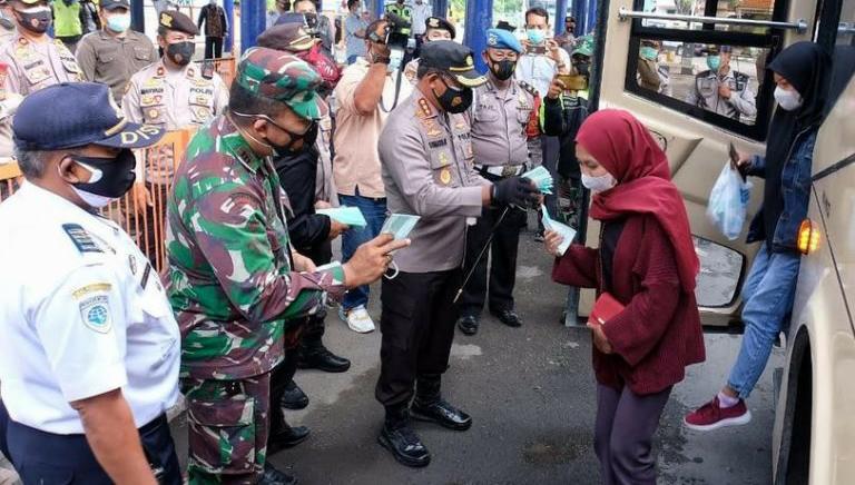 Polres Sidorajo turun bagikan masker ke penumpang bus SP/DECOM