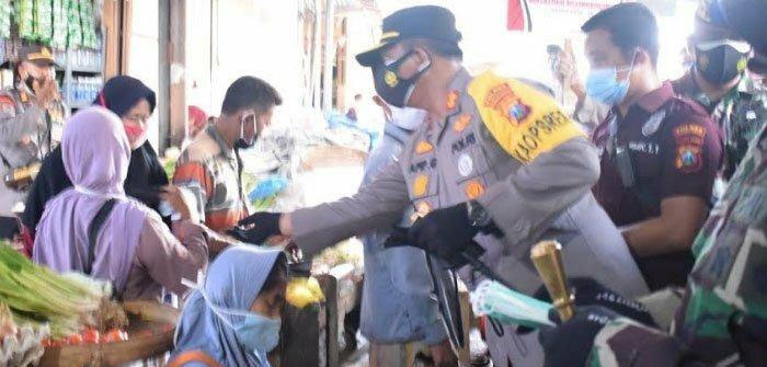 Dandim 0826 Bersama Kapolres Pamekasan bagikan masker SP/Tribbun