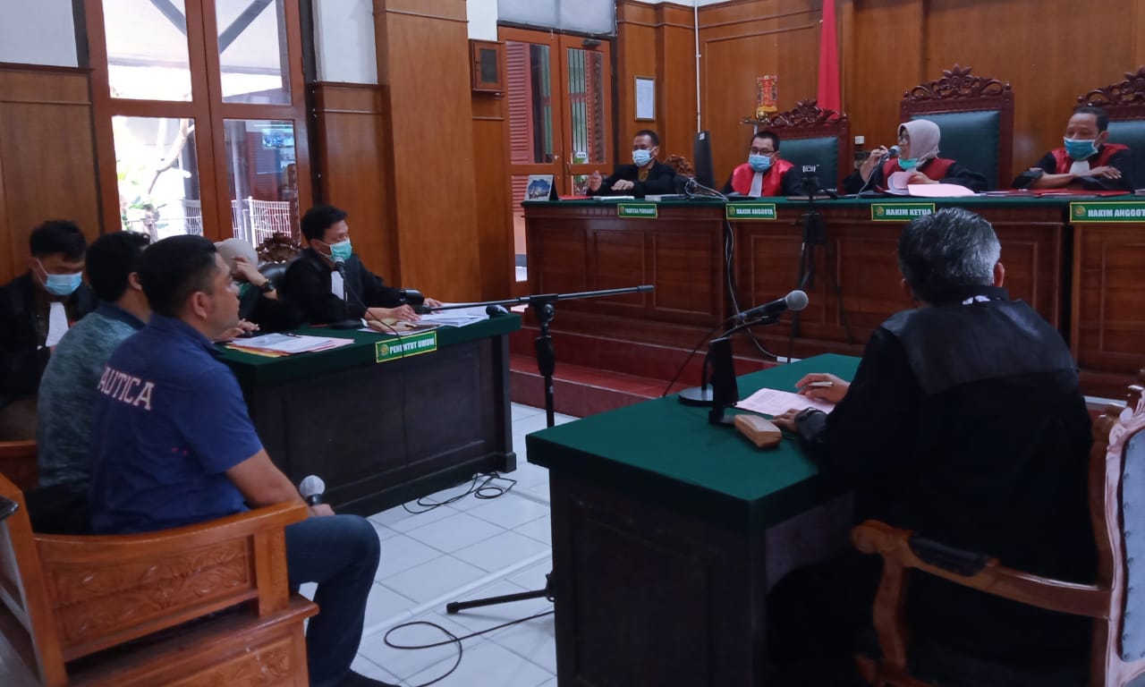 Terdakwa Zainuddin alias Abu, menjalani sidang digelar di ruang Tirta I,Pengadilan Negeri (PN) Surabaya, Rabu, (03/02/2020).SP/BUDI MULYONO