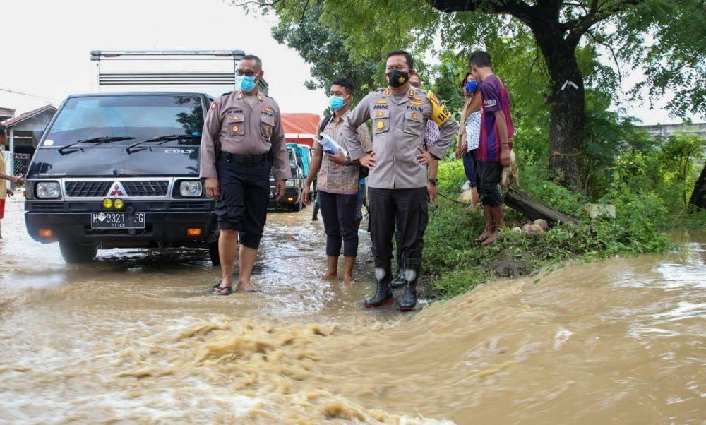 Terlihat air luapan sungai genangi Jalan Raya Gondangmanis SP/IDN