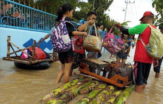 Warga Dusun Manisrenggo mengevakuasi barang berharga SP/Beritajatim